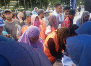 Warga Makassar Gelar Aksi Bersih Kota di Depan Tugu Mandala