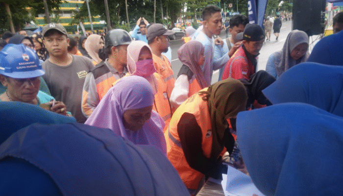 Warga Makassar Gelar Aksi Bersih Kota di Depan Tugu Mandala