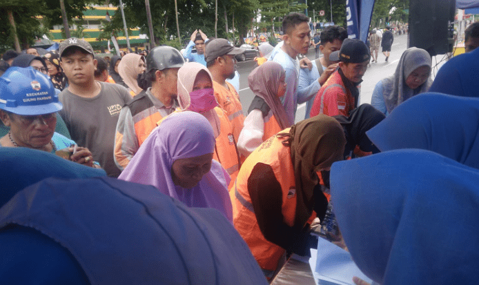 Ratusan warga yang peduli terhadap kebersihan lingkungan Kota Makassar menggelar aksi bersih-bersih di Jl. Jenderal Sudirman, tepatnya di depan Tugu Mandala, pada Minggu pagi (26/10/2025).