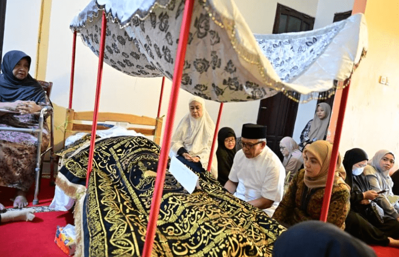 Aliyah Mustika Ilham Melayat Almarhum H. Andi Chaerul Andi Tau