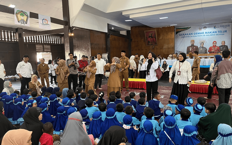 Antusiasme ribuan anak-anak mewarnai kegiatan Gerakan Gemar Makan Telur (GEMAR) yang digelar Pemerintah Provinsi Sulawesi Selatan