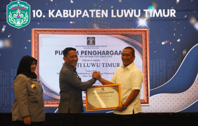Bupati Luwu Timur Terima Penghargaan Kemenkum Sulsel atas Pembentukan 100 Persen Posbankum