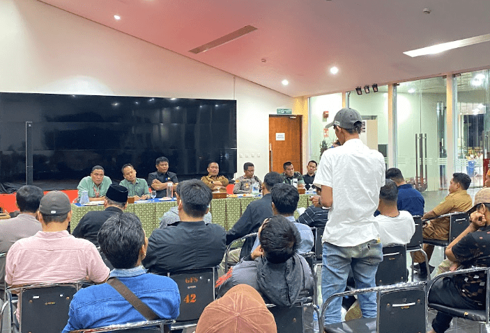 Dialog terbuka antara masyarakat terdampak kebocoran pipa minyak dan pihak PT Vale Indonesia Tbk (“PT Vale”) yang berlangsung di Taman Antar Bangsa, Kecamatan Towuti, Senin (27/10/2025).
