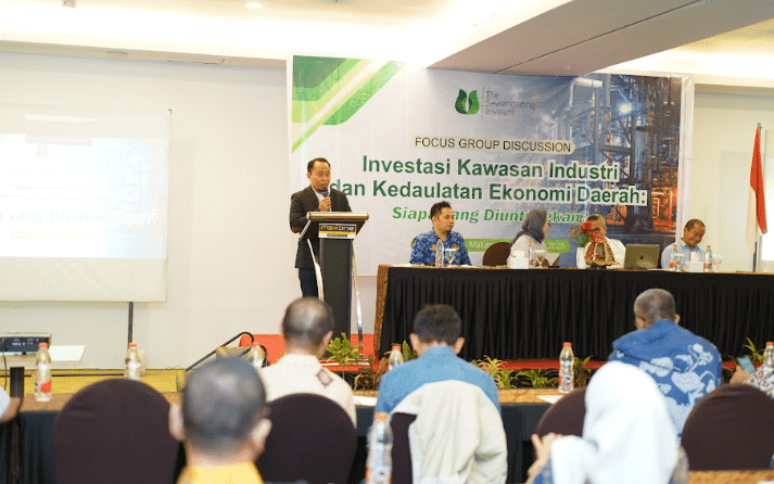Direktur The Sawerigading Institute Asri Tadda saat memberi sambutan pada FGD Kawasan Industri