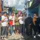 Ketua DPW Muda Bergerak Sulsel Muh Alief (pakai rompi GR) bersama warga Pampang