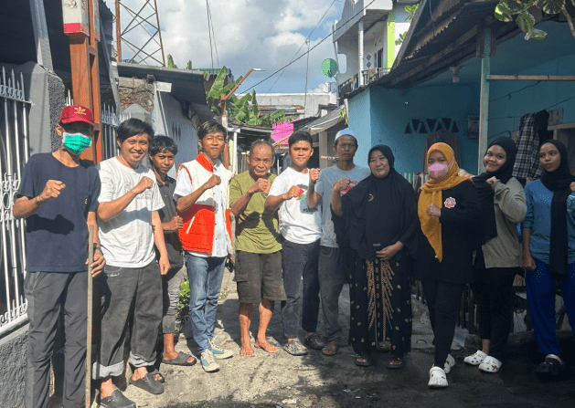 Ketua DPW Muda Bergerak Sulsel Muh Alief (pakai rompi GR) bersama warga Pampang