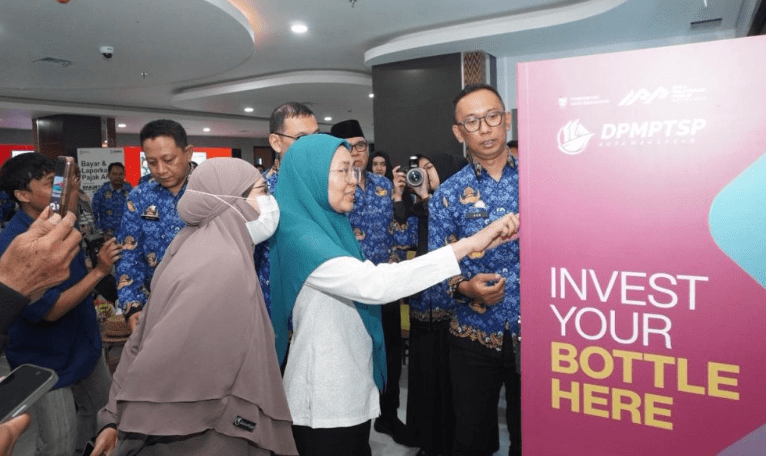 Ketua TP PKK Kota Makassar Apresiasi Inovasi Reverse Vending Machine di Kantor DPMPTSP