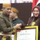Esse Yuspianti, Senior Coordinator Government & Stakeholder Relations PT Vale Indonesia menerima penghargaan dari Pemprov Sulsel dalam upacara peringatan Hari Ulang Tahun ke-356 Provinsi Sulawesi Selatan di Ruang Pola Kantor Gubernur Sulsel, Minggu (19/10/2025).