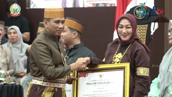 Esse Yuspianti, Senior Coordinator Government & Stakeholder Relations PT Vale Indonesia menerima penghargaan dari Pemprov Sulsel dalam upacara peringatan Hari Ulang Tahun ke-356 Provinsi Sulawesi Selatan di Ruang Pola Kantor Gubernur Sulsel, Minggu (19/10/2025).