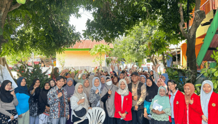 Gotong Royong Cegah DBD, FKM Unhas Latih Warga Paccerakkang Lakukan PSN 3M Plus