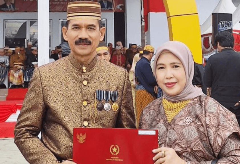 Prof Thamrin Abduh saat menerima SK Guru Besar