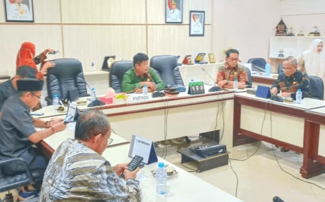 Rapat Dengar Pendapat antara Anggota DPRD Luwu Timur dengan pihak eksekutif terkait sewa lahan Kompensasi Dam Karebbe ke PT IHIP