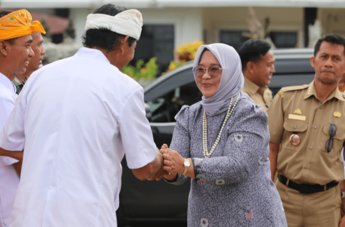 Wakil Bupati Luwu Timur, Hj. Puspawati Husler, menghadiri Upacara Adat Piodalan Purnama Kapat (Syukuran Pura Mandara Giri) yang dilaksanakan di Pura Mandara Giri, Desa Benteng, Kecamatan Burau