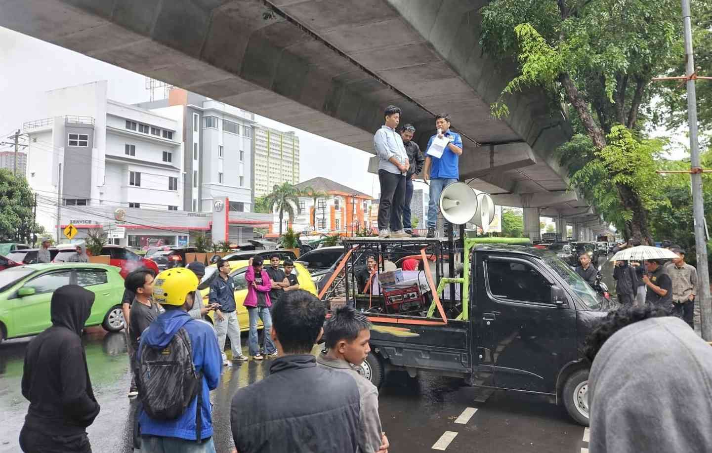 Aksi Demonstrasi Mahasiswa Lutim di DPRD Sulsel