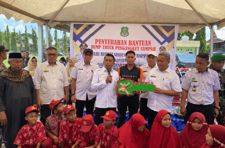 Bupati Sidrap H. Syaharuddin Alrif menyerahkan satu unit mobil pengangkut sampah kepada Pemerintah Kecamatan Pitu Riawa, Rabu (5/11/2025). Penyerahan berlangsung di Pasar Lancirang dan disaksikan tokoh masyarakat dan warga setempat.