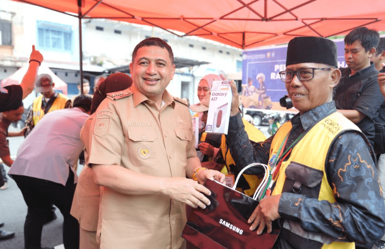 Dorong Transformasi Digital Parkir, Munafri-Aliyah Bagikan Smartphone ke Jukir
