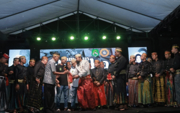Ketua Umum TBMPC 2013–2025, Dr. Ahmad Ubbe, menyerahkan Keris Pusaka kepada drg. Muhammad Taufiq sebagai simbol pengalihan amanah kepemimpinan periode 2025–2030.