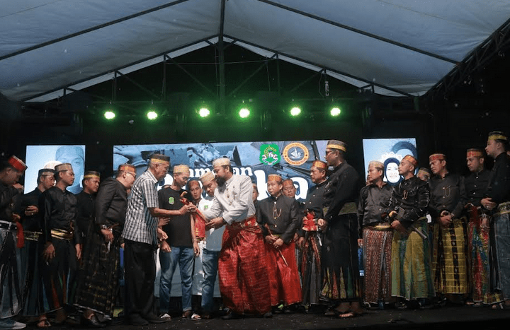 Ketua Umum TBMPC 2013–2025, Dr. Ahmad Ubbe, menyerahkan Keris Pusaka kepada drg. Muhammad Taufiq sebagai simbol pengalihan amanah kepemimpinan periode 2025–2030.