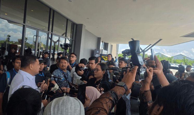 Wali Kota Makassar Munafri Arifuddin memberi keterangan kepada awak media terkait HUT Makassar ke-418 tahun 2025.