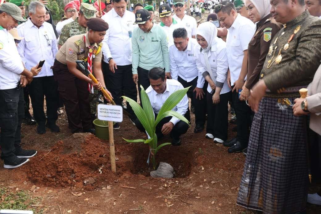 Mentan Amran Luncurkan Gerakan Menanam Lima Juta Pohon Kelapa di Selayar