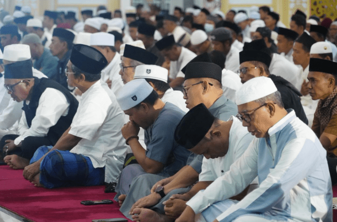 Jamaah Larut dalam Dzikir yang Dipimpin Ustadz H. Firdaus Malie