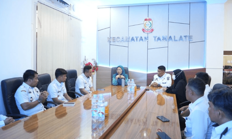 Ketua TP PKK Kota Makassar sekaligus Dewan Lingkungan Hidup Kota Makassar, Melinda Aksa, memimpin rapat koordinasi bersama jajaran pemerintah kecamatan, kelurahan, dan Dinas Lingkungan Hidup (DLH)