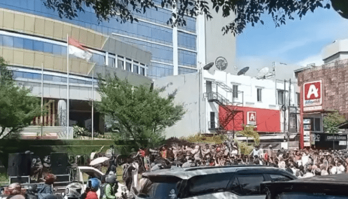Aksi Solidaritas Bela TEMPO di AAS Building Makassar Berujung Represif, Jurnalis Didorong dan Dipukul