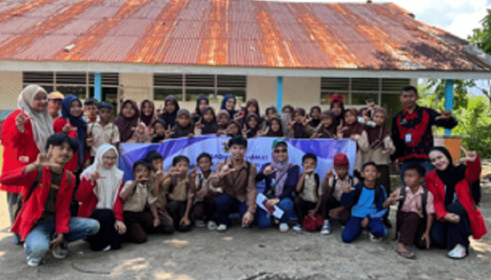 Mahasiswa FKM Unhas Edukasi Siswa SD di Takalar Ubah Sampah Jadi Ecobrick Bernilai Guna