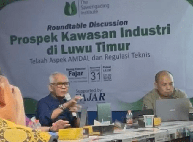 Bupati Luwu Timur periode 2005-2015, H. Andi Hatta Marakarma atau akrab disapa Opu Hatta dalam forum diskusi yang digelar The Sawerigading Institute, Jumat (31/10).