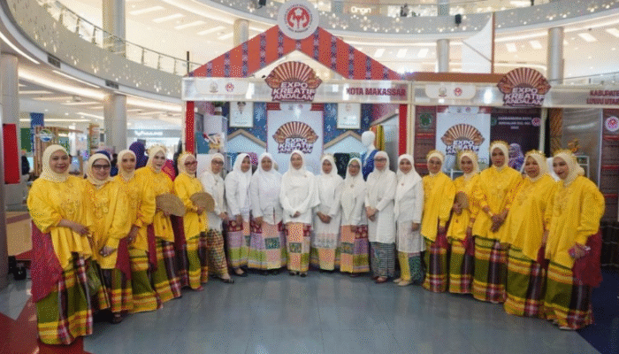 Dekranasda Makassar Pukau Pengunjung di Parade Wastra Sulsel 2025