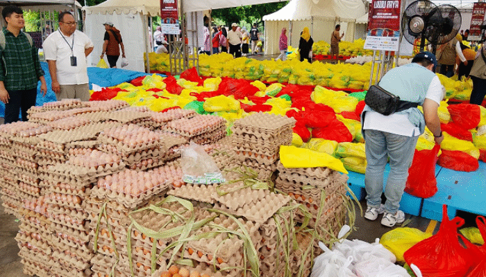 Pasar Murah KKSS Diserbu, 75 Ton Beras Ludes Dibagikan di Karebosi
