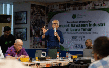 Mantan Bupati Luwu Timur dua periode (2005–2015), H. Andi Hatta Marakarma atau akrab disapa Opu Hatta dalam forum Roundtable Discussion bertajuk “Prospek Pengembangan Kawasan Industri Luwu Timur: Telaah AMDAL dan Regulasi Teknis” yang digelar oleh The Sawerigading Institute, Jumat (31/10/2025).