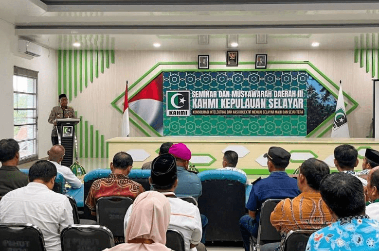 Wakil Bupati Kepulauan Selayar Drs. H. Muhtar, M.M membuka seminar dan Musda III KAHMI Selayar
