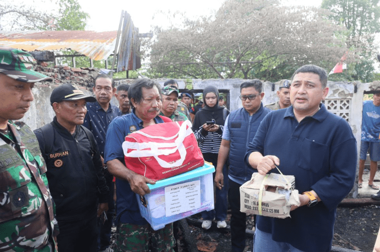 Wali Kota Makassar, Munafri Arifuddin, meninjau langsung lokasi kebakaran di Kecamatan Tallo yang menghanguskan sedikitnya 18 rumah warga usai tawuran antarkelompok pemuda beberapa waktu lalu.
