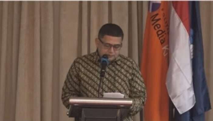 Dispar Dampingi Wali Kota Makassar Paparkan Peluang Ekonomi Kreatif kepada Wisudawan Polimedia PSDKU Makassar