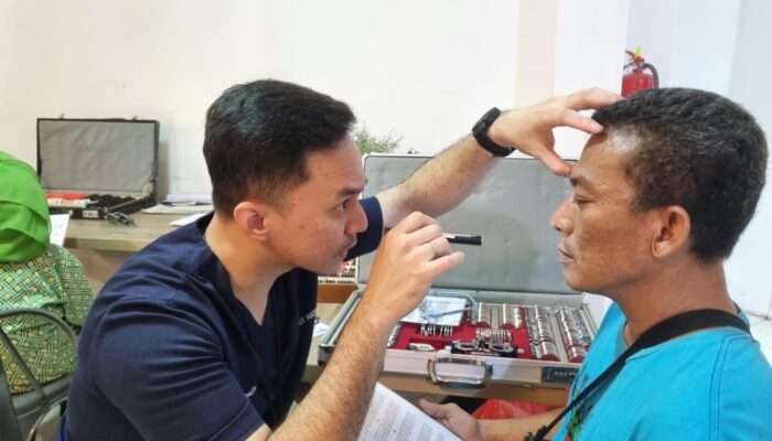 IDI Makassar Gelar Baksos Pemeriksaan Mata dan Bagikan Kacamata Baca Gratis untuk Warga