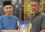 BAZNAS Makassar Salurkan Sedekah Beras kepada Jamaah Masjid Mardhiyyah