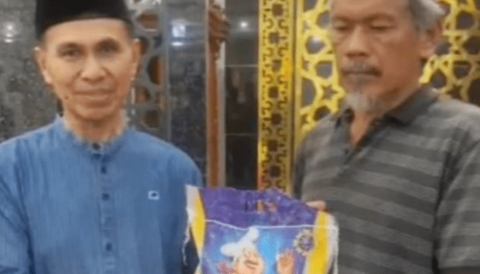BAZNAS Makassar Salurkan Sedekah Beras kepada Jamaah Masjid Mardhiyyah