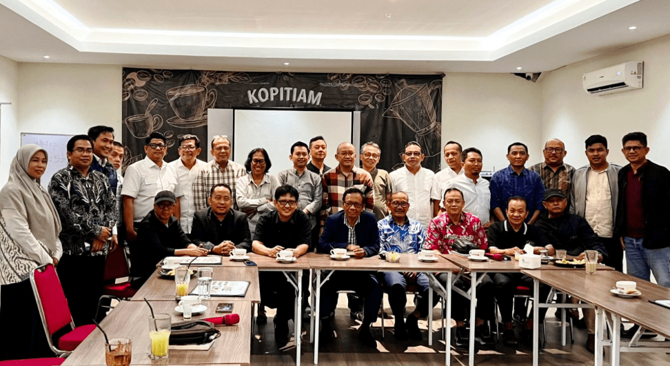 Sesi foto bersama komunitas aktivis, kelompok intelektual dan para akademisi dengan Tim Reformasi Polri Mahfud MD dan Badrodin Haiti