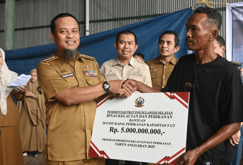 Gubernur Sulsel Serahkan 20 Unit Kapal 5 GT untuk Nelayan