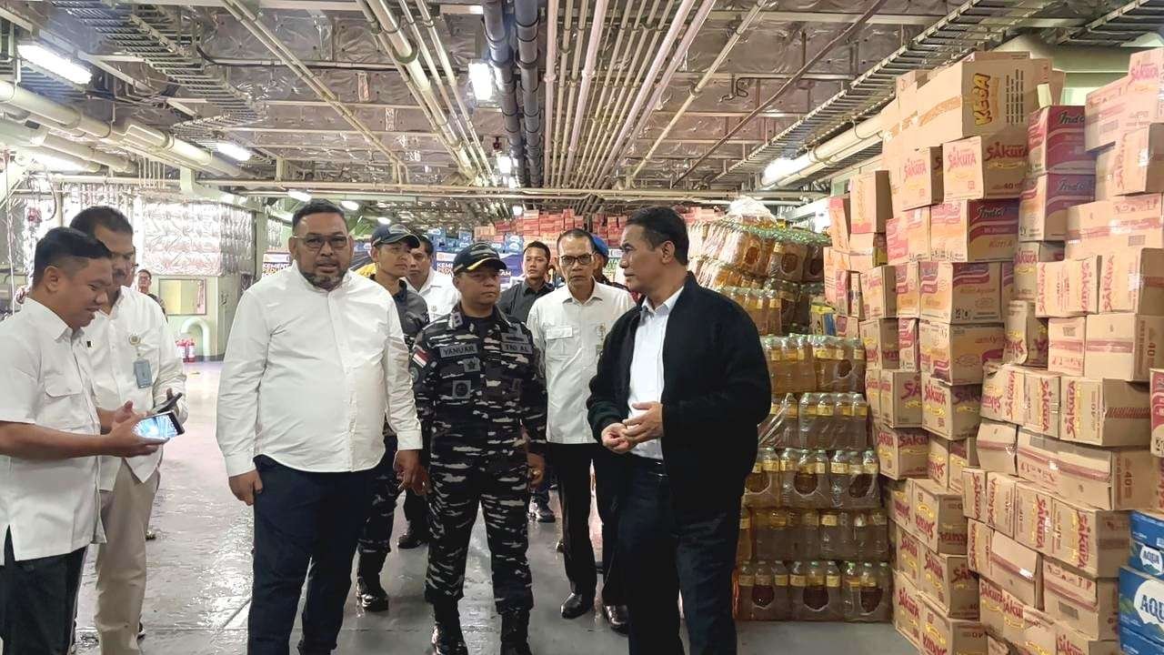 KRI Banda Aceh Berangkatkan Bantuan Darurat dari Kementan ke Daerah Banjir di Sumatera