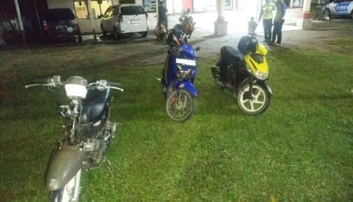 Polsek Tanete Rilau Barru Bubarkan Balap Liar di Depan Masjid Mujahidin Bottoe, Tiga Motor Diamankan