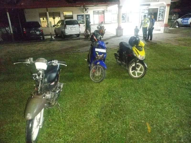 Polsek Tanete Rilau Barru Bubarkan Balap Liar di Depan Masjid Mujahidin Bottoe, Tiga Motor Diamankan