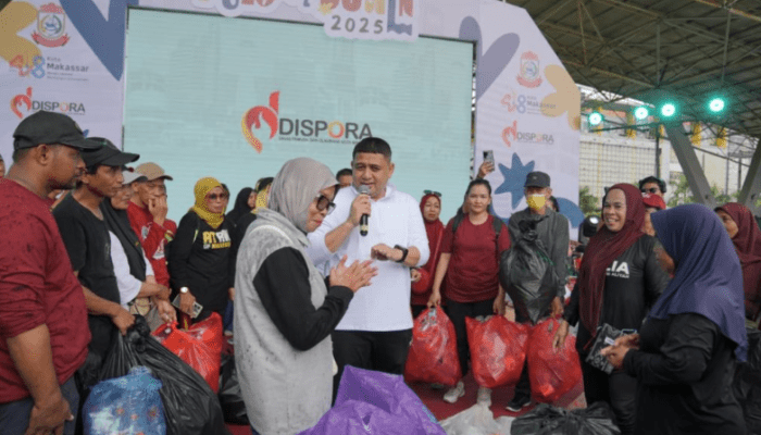 Lewat Makassar Funwalk 2025, Wali Kota Ajak Warga Berjalan Sambil Pungut Sampah