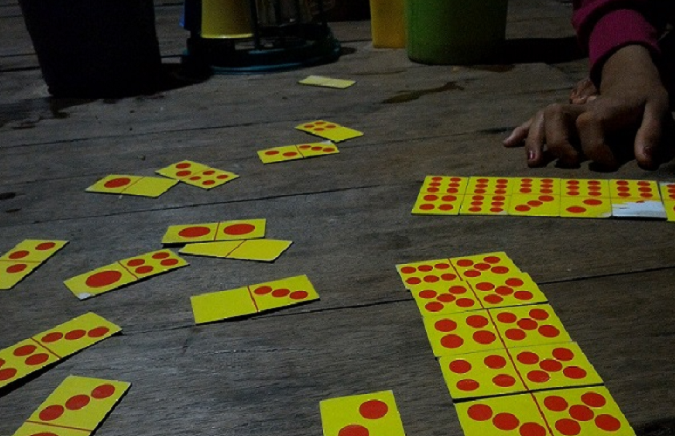 Meja Domino