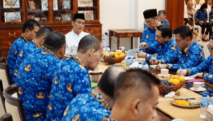 Mentan Amran Gelar Rapat Pukul 6 Pagi, Gerak Cepat Salurkan Bantuan Pangan ke Sumatera