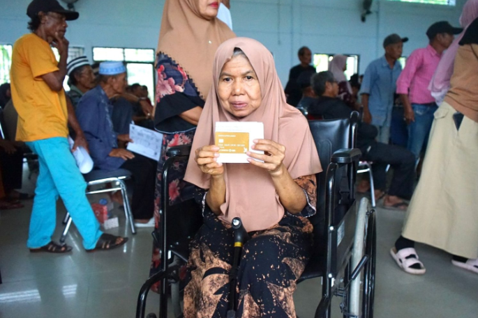 Pemkab Lutim Tuntaskan Penyaluran Kartu ATM Lansia di Kecamatan Burau