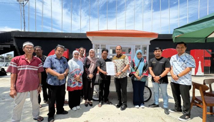Percantik Wajah UMKM, Pemkot Makassar Serahkan 25 Gerobak Baru untuk Pedagang Pisang Epe