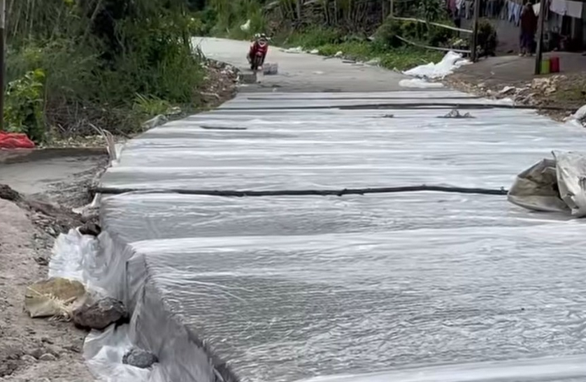 Potret ruas jalan Malauwe (Kabupaten Enrekang)-Surakan (Kabupaten Pinrang) sepanjang 1,4 kilometer di Enrekang