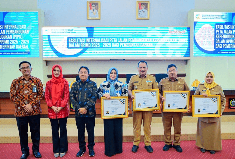 Wagub Sulsel Terima Penghargaan BKKBN atas Dukungan Bangga Kencana